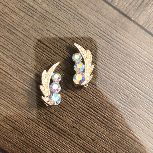 Vintage Leave Design Aurora Borealis Rhinestone Clip Earrings - Picture 3 of 12